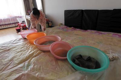 从江楼上漏水，住户失联，小区没物管，业主维权难！律师来支招……